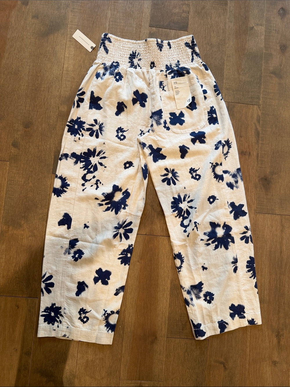 NWT Pilcro Reese Smocked Pull-On Barrel- Leg Pants - XS (can fit up) - Picture 10 of 10
